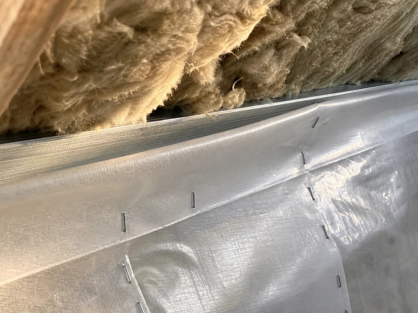 Isolation de toiture en cours dans les combles d’une maison ancienne