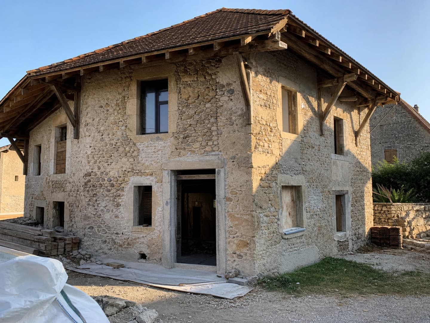 Maison en pierre en cours de rénovation avec échafaudage