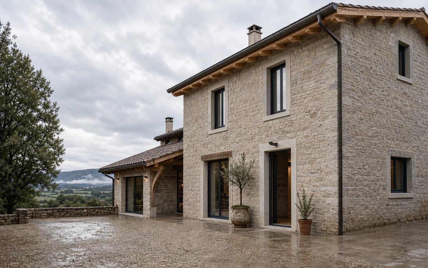 Façade de maison ancienne rénovée avec toiture à étudier