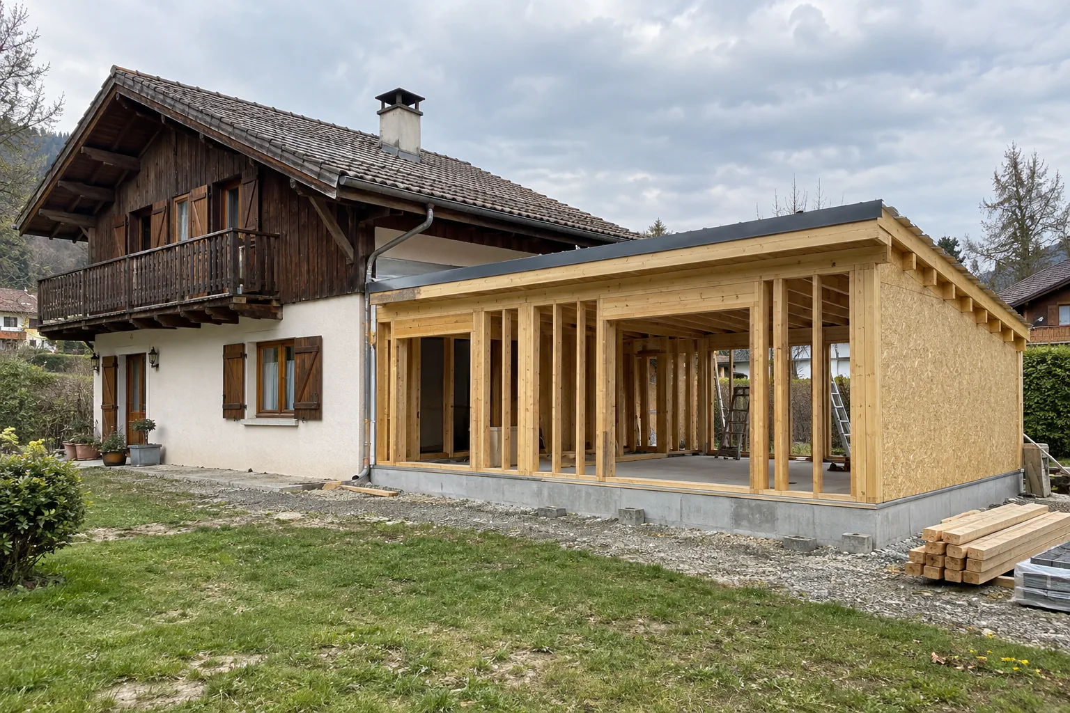 Chalet et extension en ossature bois Extension à ossature bois et panneaux accolée à un chalet avec balcon.