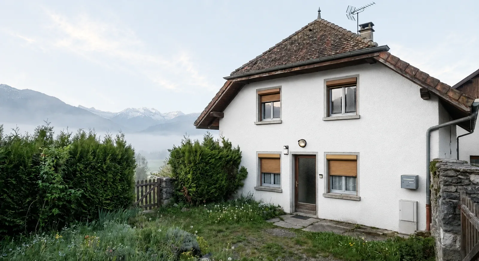 Avant : Maison à étage avec petits stores extérieurs, porte claire et jardin devant la façade.