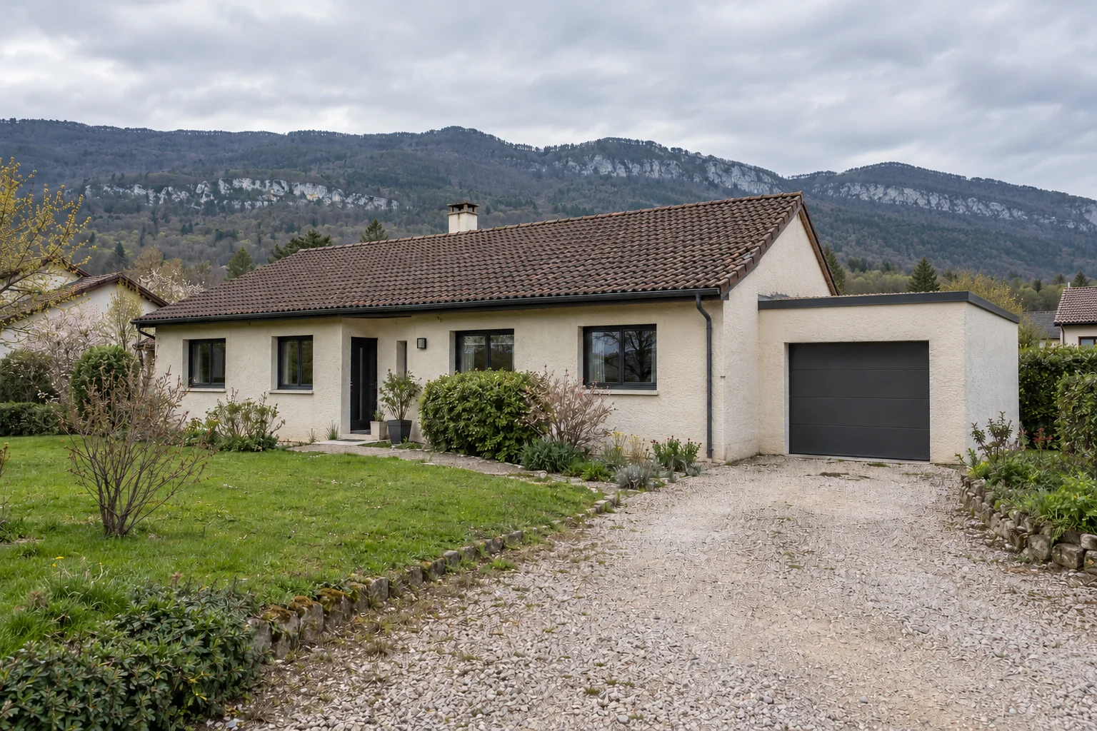 Avant : Le même pavillon à toiture de tuiles et garage latéral à toit plat, sans bureau en bois au-dessus.