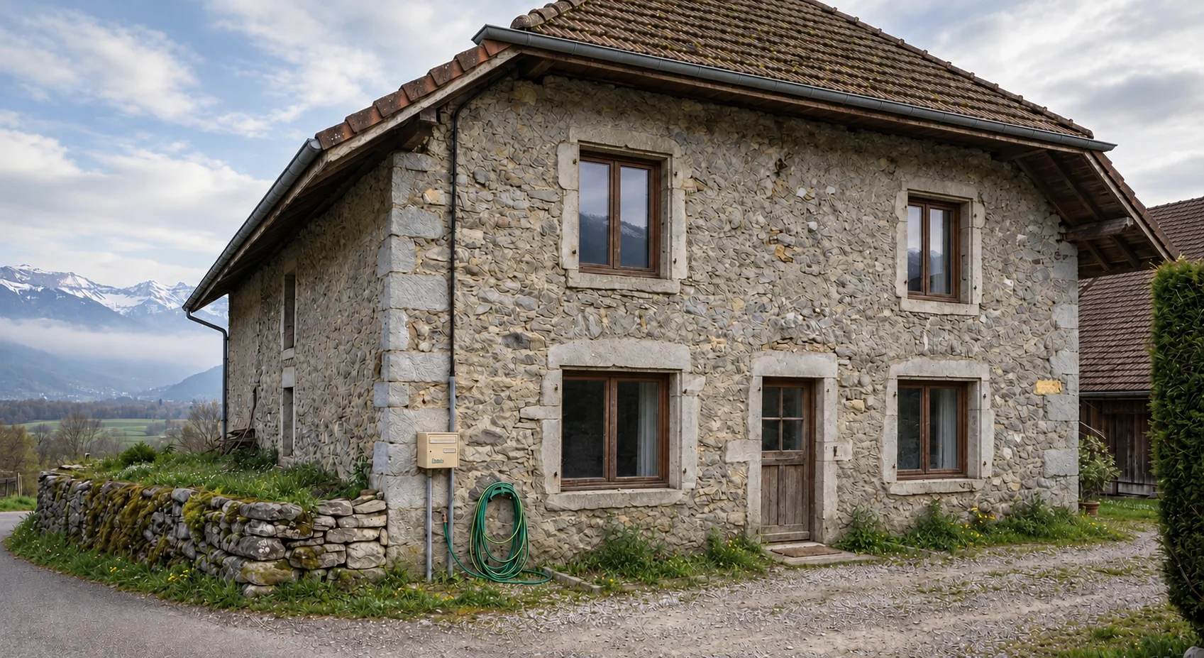 Pringy — vue après selon inversion demandée Maison en pierre avec ses menuiseries bois et sa cour, affectée au rôle après et à la couverture proposée selon la demande d’inversion du 19 octobre 2026.